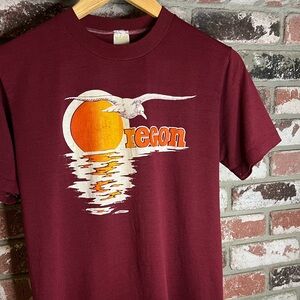 VINTAGE 80’s 1982 Oregon Sunset Seagull Maroon Men’s Graphic Tee
